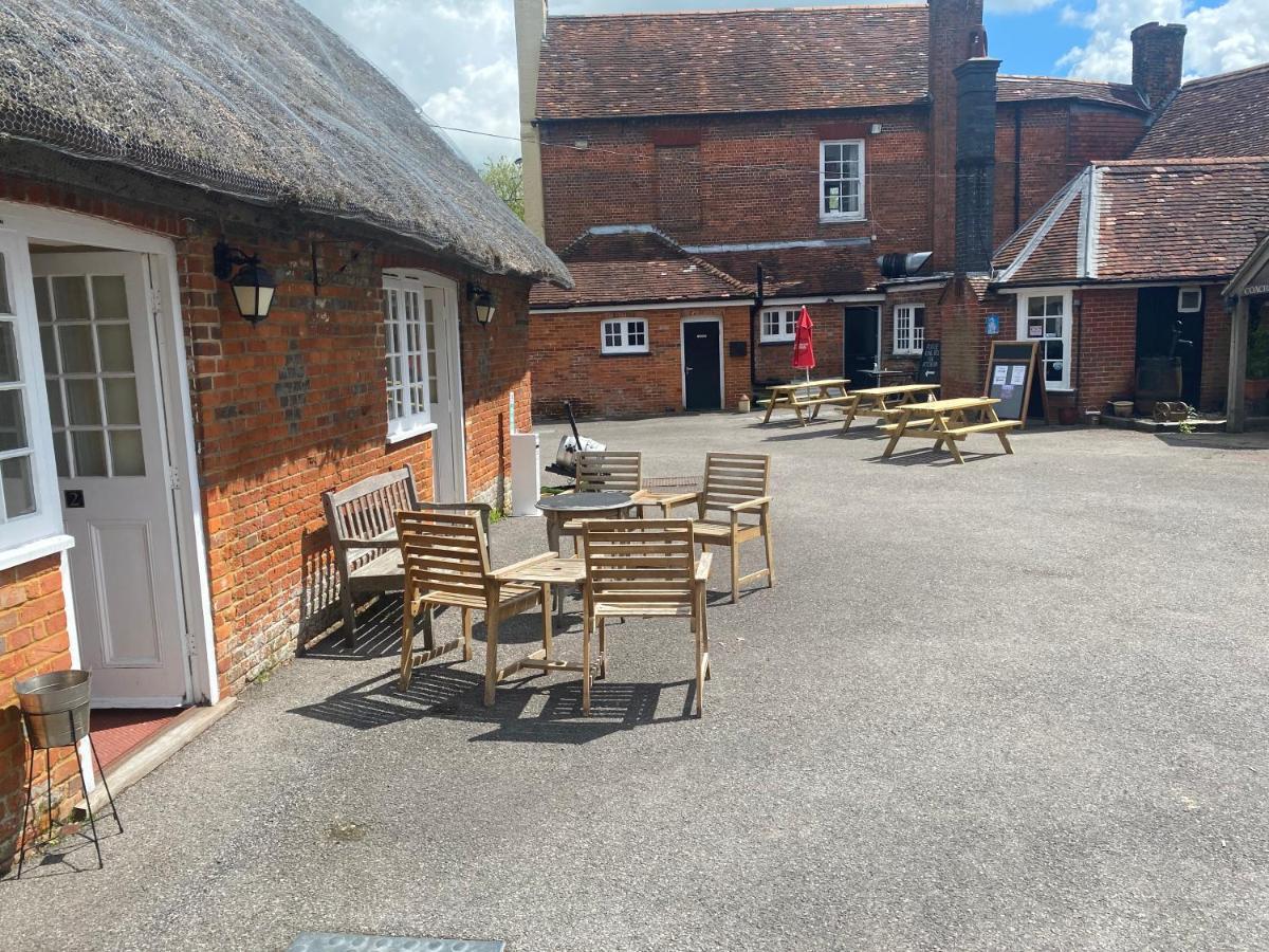 Bed and Breakfast The Coach And Horses Winchester Exterior foto